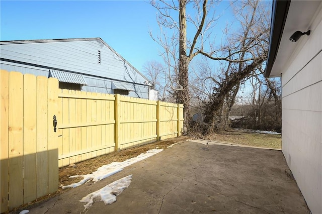 view of yard with a patio area