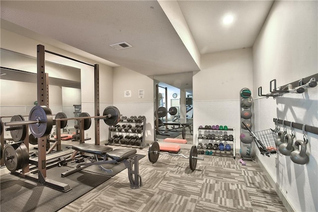 exercise room with carpet flooring