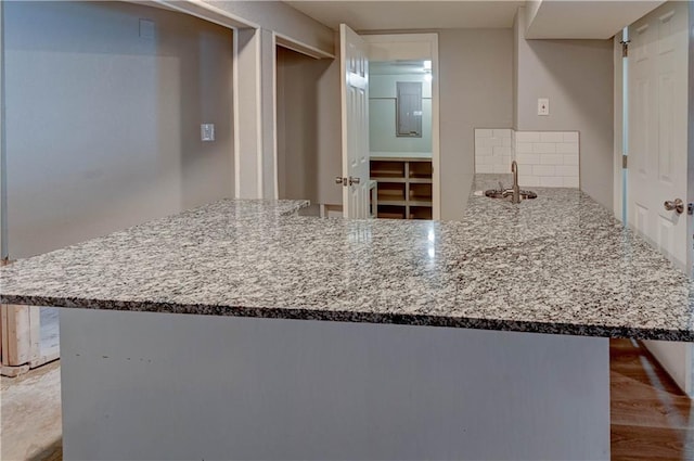 kitchen with decorative backsplash and kitchen peninsula