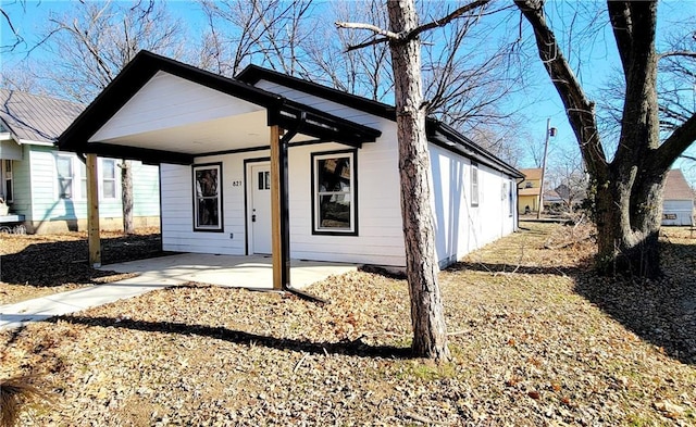 view of front facade with covered porch