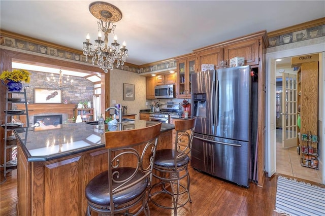 kitchen featuring crown molding, stainless steel appliances, a chandelier, and sink