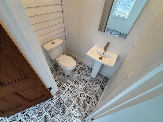 bathroom featuring sink and toilet