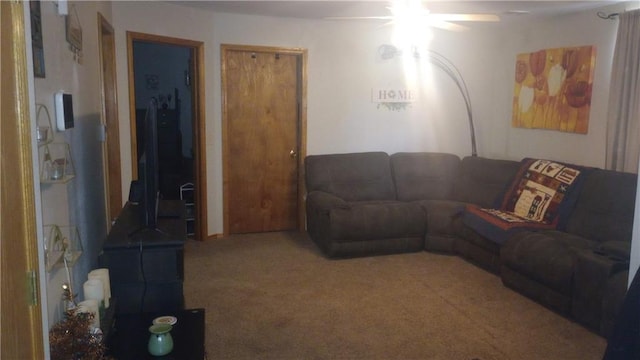 carpeted living room with ceiling fan