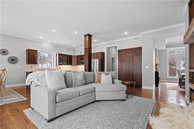 living area featuring recessed lighting, wood finished floors, visible vents, and baseboards