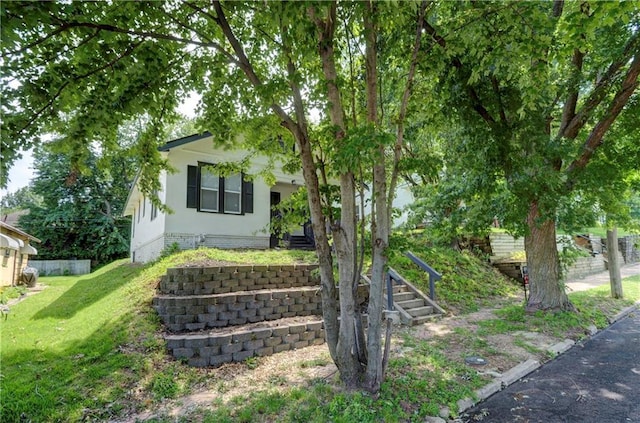 view of front of property featuring a front yard