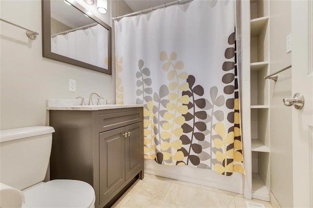 full bathroom featuring shower / tub combo with curtain, vanity, and toilet