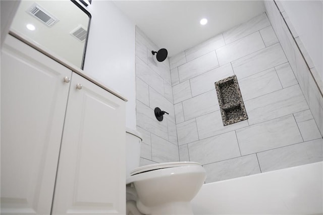 bathroom featuring tiled shower