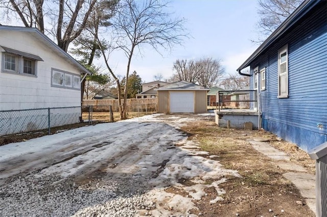 view of yard with a shed