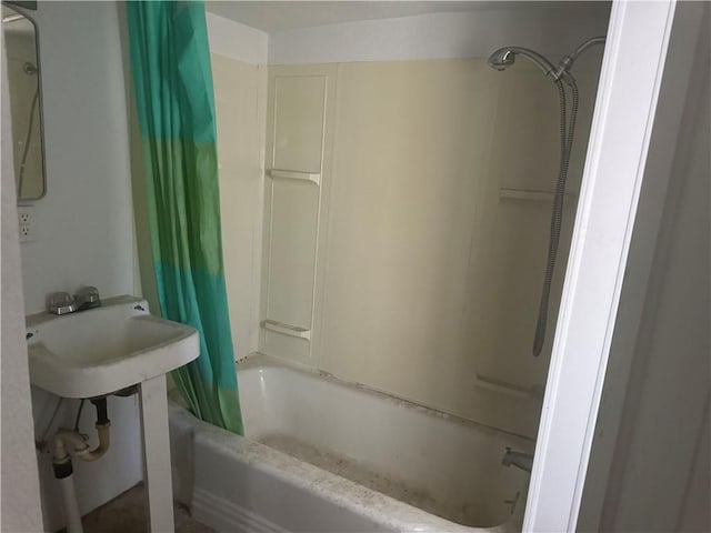 bathroom featuring shower / tub combo