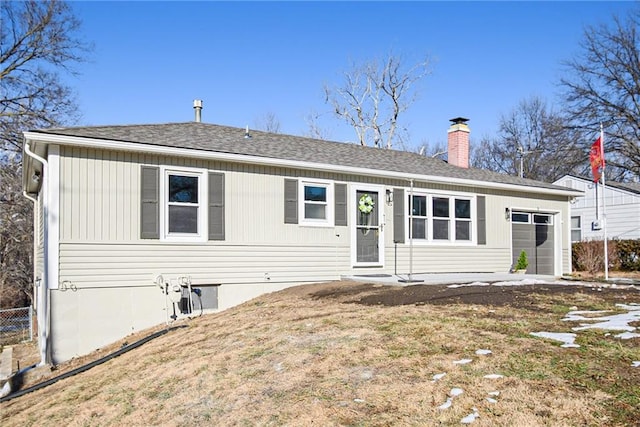 view of front facade featuring a front lawn