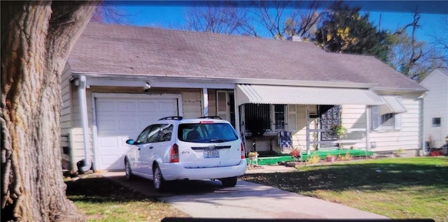 view of front of house featuring a garage and a front lawn