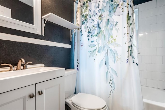 full bathroom with shower / tub combo with curtain, vanity, and toilet