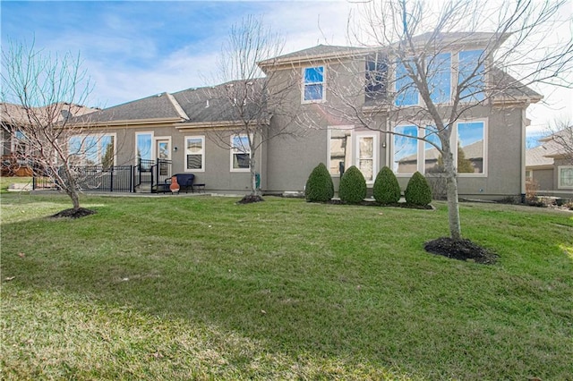 view of front of house featuring a front lawn