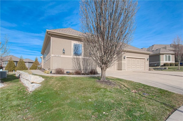 view of front of property featuring stucco siding, driveway, cooling unit, a front yard, and a garage