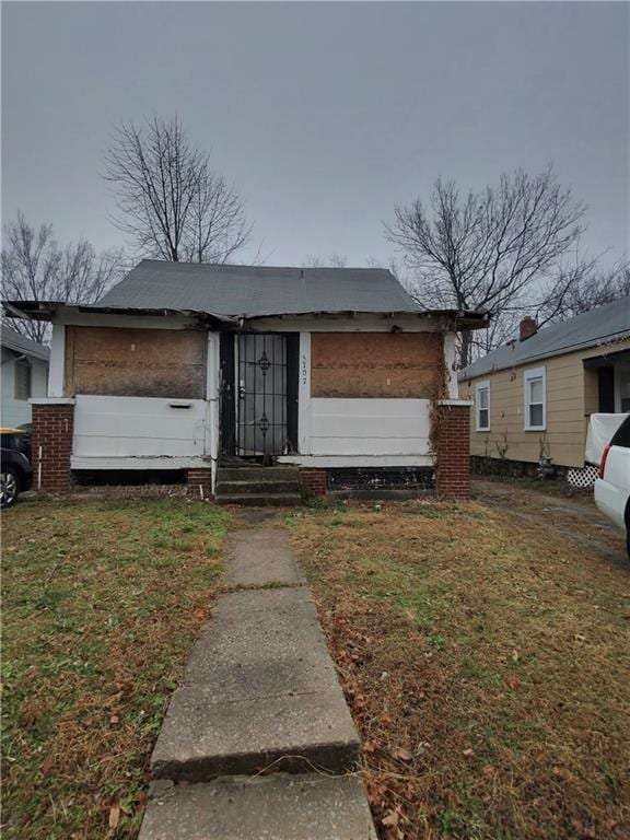 view of front of house with a front yard