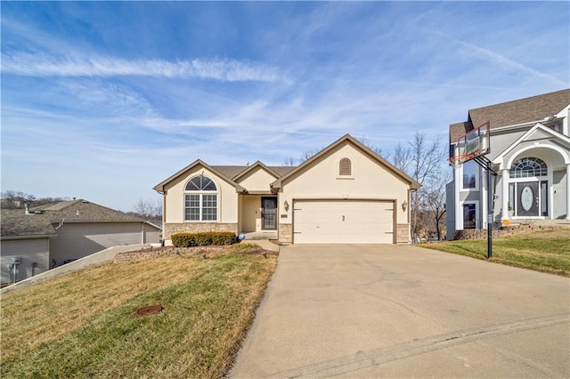 view of front facade with a garage and a front yard