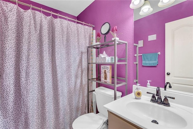 full bathroom featuring toilet, a shower with curtain, and vanity