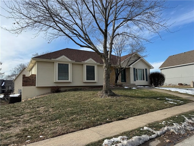 view of front of property featuring a front yard