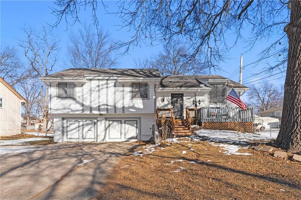 view of front facade featuring a garage