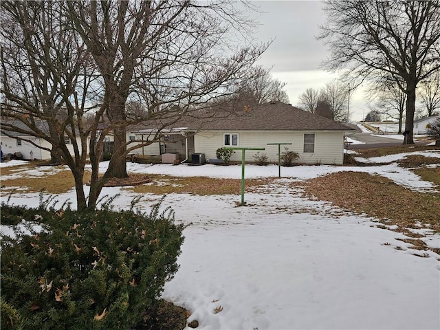 view of yard layered in snow