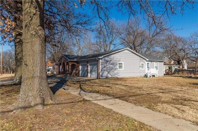 view of front facade featuring a garage and a front yard