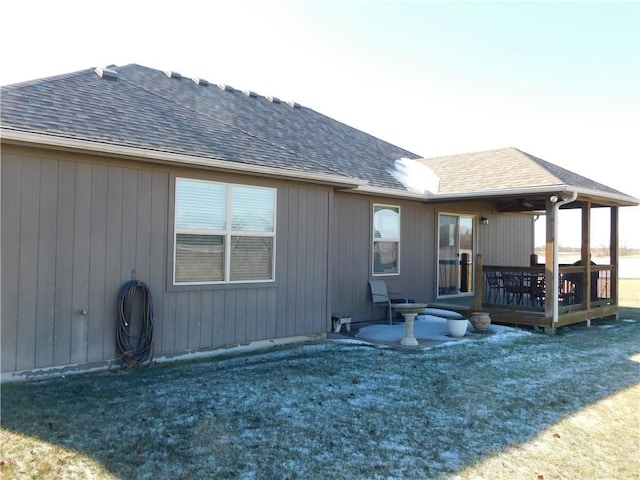 back of house featuring a lawn