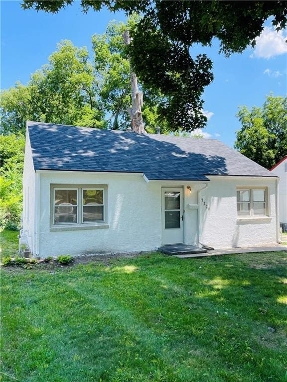 view of front of property with a front lawn