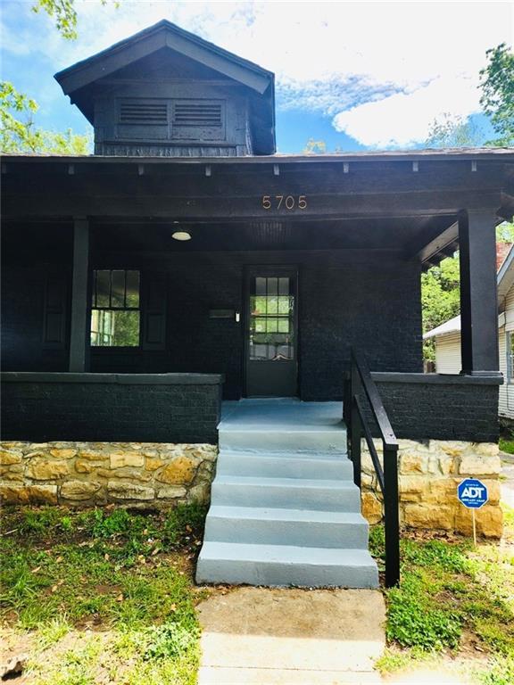 entrance to property featuring covered porch