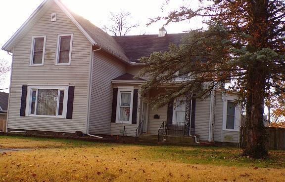 view of front of property featuring a front lawn