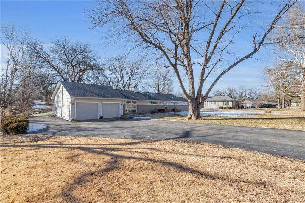 view of front of home featuring a garage and a front yard