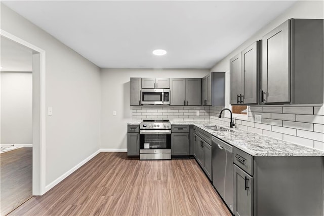 kitchen featuring sink, gray cabinets, stainless steel appliances, and dark hardwood / wood-style floors