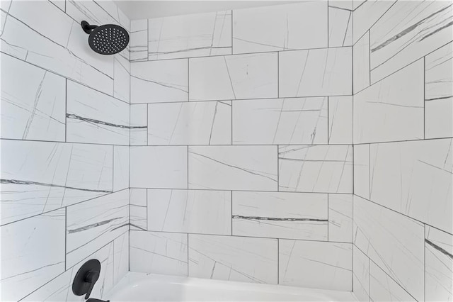 bathroom with tiled shower / bath combo