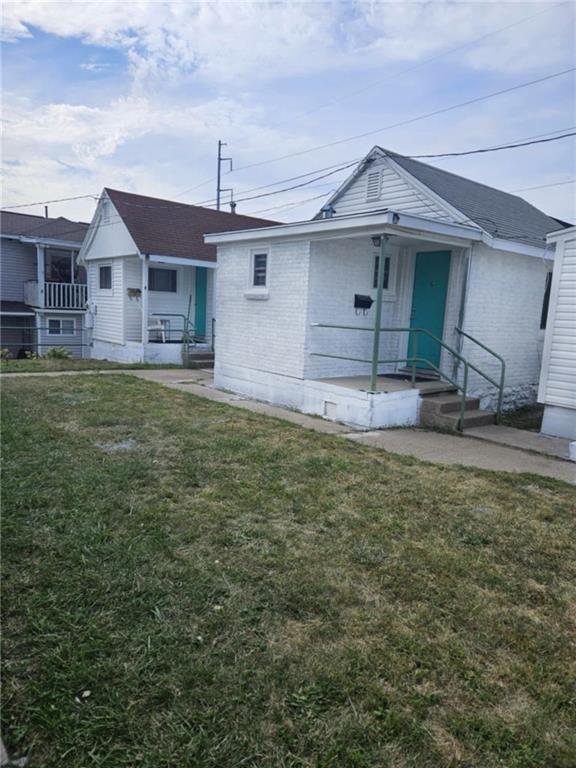 view of front facade featuring a front lawn