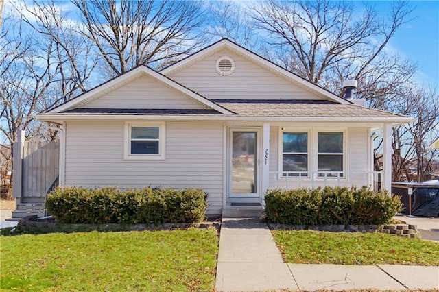 bungalow-style house featuring a front lawn