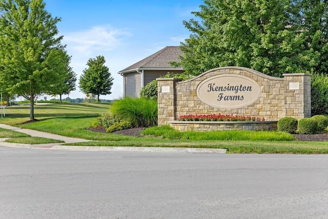 community sign with a lawn