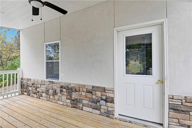 doorway to property with ceiling fan