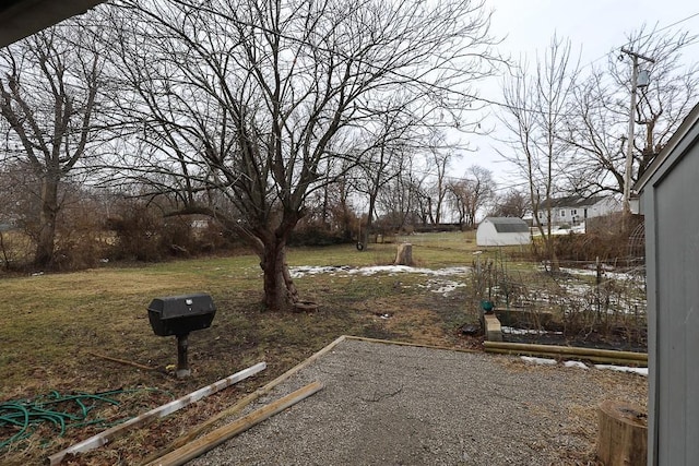 view of yard featuring an outdoor structure