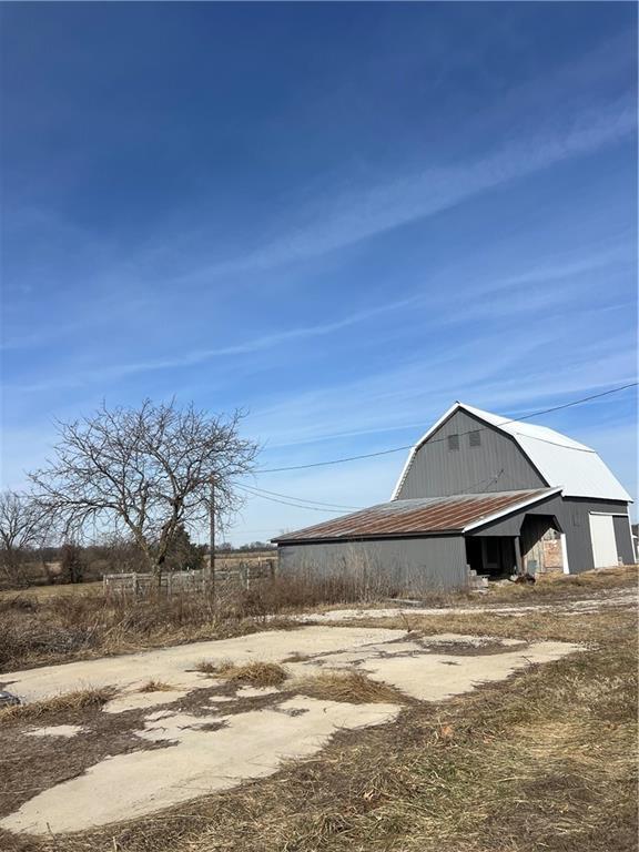 view of yard with an outbuilding