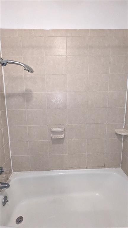 bathroom with tiled shower / bath combo