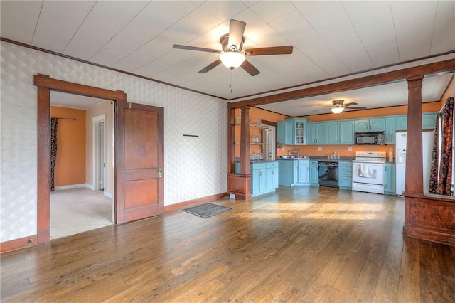 kitchen with hardwood / wood-style flooring, ceiling fan, black appliances, crown molding, and blue cabinetry