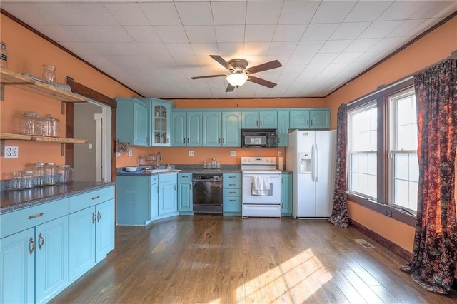 kitchen with sink, ceiling fan, black appliances, crown molding, and dark wood-type flooring