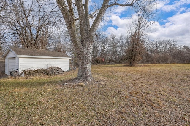 view of yard with an outdoor structure