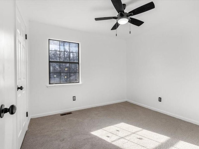 unfurnished room with carpet flooring and ceiling fan