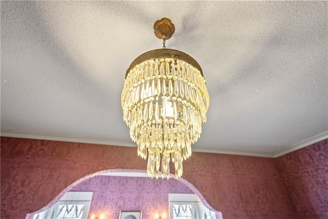 interior details featuring an inviting chandelier and crown molding