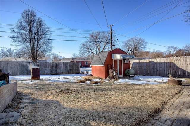 view of yard featuring a storage shed