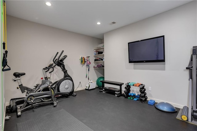 exercise room featuring baseboards, visible vents, and recessed lighting