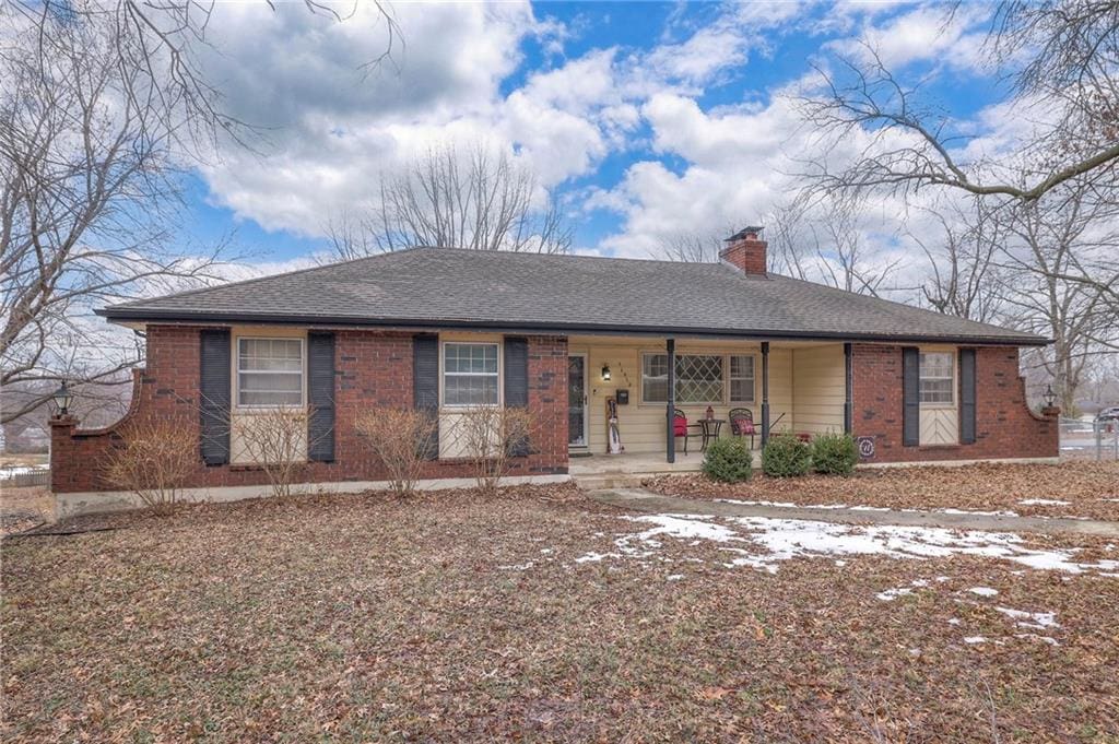 ranch-style home featuring covered porch