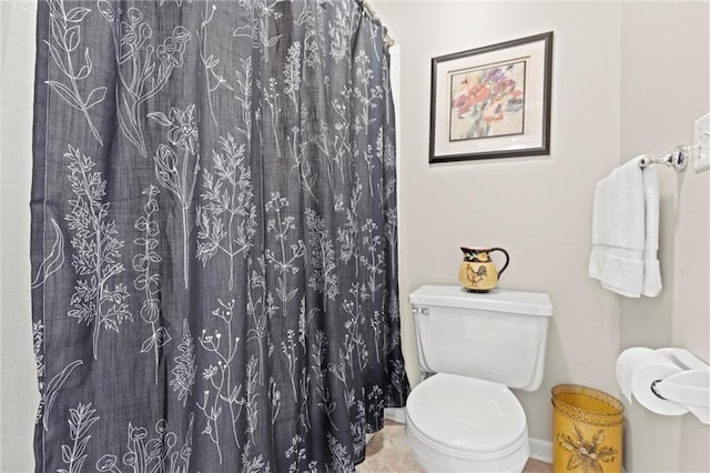 full bathroom featuring curtained shower and toilet