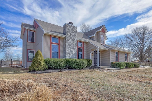 view of front of property featuring a front lawn