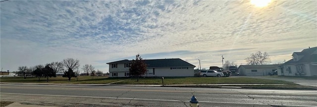 view of front facade with a front yard